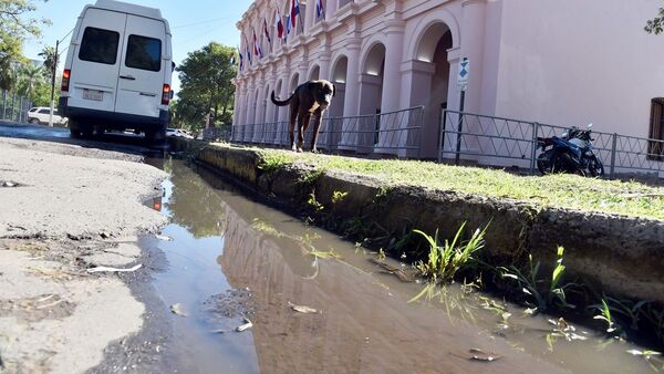 Baches y caños rotos frente a sitios históricos se suman a fiestas patrias