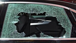 Rompen ventanilla de vehículo estacionado para robar varios objetos de valor