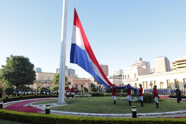Realizaron el izamiento de la bandera por los 212 años de Independencia