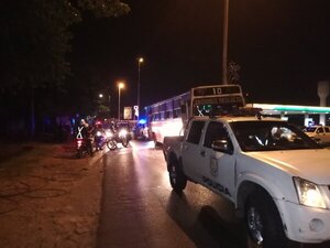 Diario HOY | Barras obligan a parar bus para bajar y agredir a transeúnte, policía interviene y casi pierde un ojo