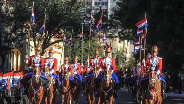 Multitudinarios desfiles en Asunción por fiestas patrias