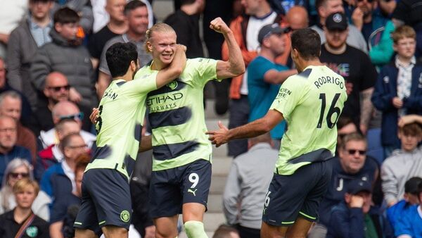 El Manchester City golea y da un paso más hacia el título