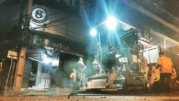 Asfaltan avenidas en mal estado de la zona comercial de Ciudad del Este - ABC en el Este - ABC Color