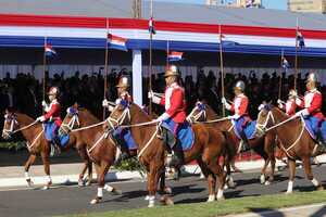 Policías y militares rinden homenaje a la patria con un desfile en la Costanera de Asunción - El Independiente