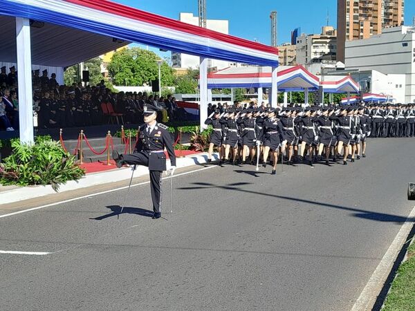 Policías y militares rinden homenaje a la patria con un desfile en la Costanera de Asunción