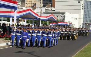 Colorido desfile policial y militar para celebrar el aniversario de la Independencia - ADN Digital