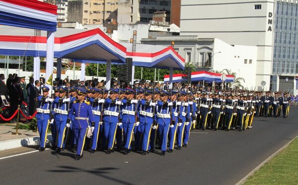 Colorido desfile policial y militar para celebrar el aniversario de la Independencia - ADN Digital