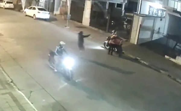 En patota salen a asaltar a deliverys y les ‘pelan’ en cuestión de segundos - Noticiero Paraguay