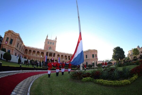 Se realizó el izamiento de la bandera por los 212 años de Independencia