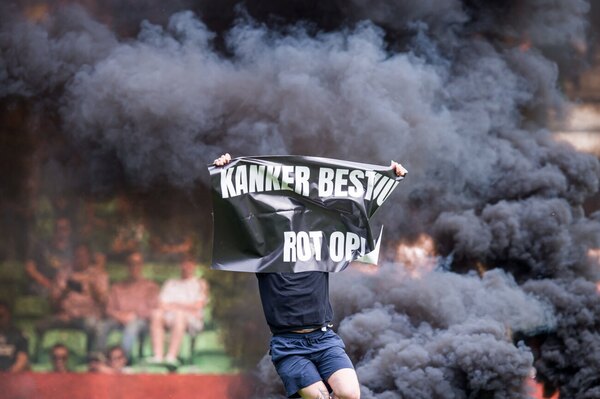 Versus / Suspendido un partido en Europa tras lanzamiento de bengalas