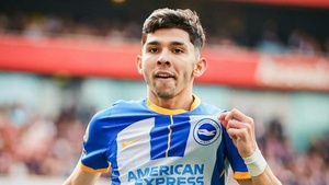 [VIDEO] Rengueando y todo, Julio Enciso tuvo un gestazo con un hincha del Brighton