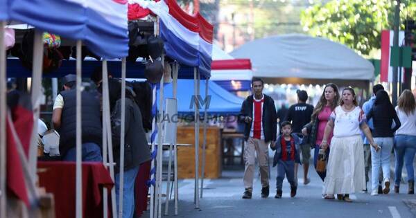 La Nación / Festejos patrios en el centro de Asunción continúan con cargada agenda, sol y clima cálido