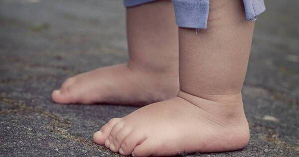 La Nación / Recomiendan que los bebés anden descalzos para desarrollar la musculatura