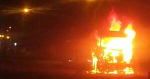 La Nación / Bomberos sofocan incendio de un camión en plena ruta en Alto Paraná