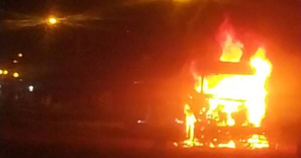 La Nación / Bomberos sofocan incendio de un camión en plena ruta en Alto Paraná