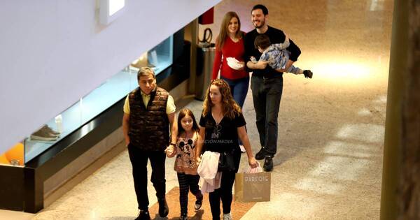 La Nación / Centros comerciales registran mucho movimiento y esperan buenas ventas