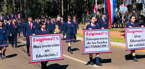Alumnos exigen transparentar uso del FONACIDE durante desfile en CDE