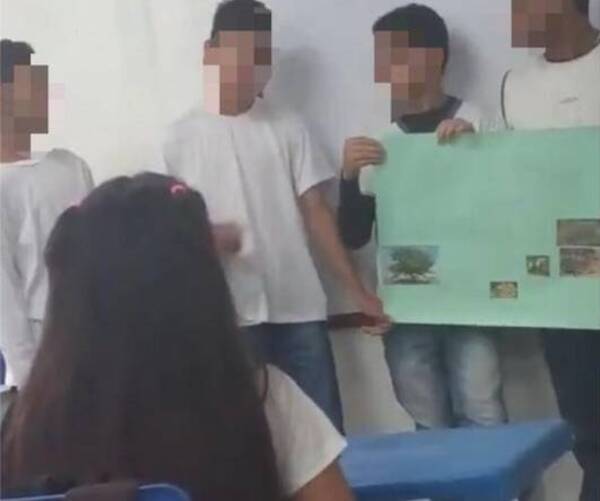 [VIDEO] Se rió de la exposición y su compa le garroteó