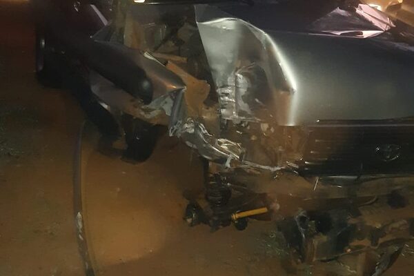 Rozó vehículo estacionado y chocó contra portón