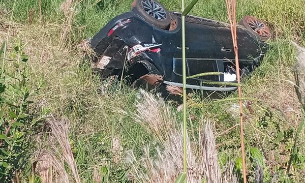 Esquivó bache y terminó volcando