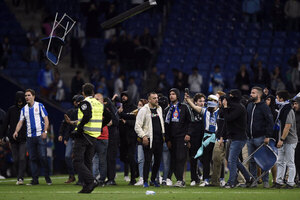 Versus / ¡Increíble! Hinchas del Espanyol "corrieron" a jugadores del Barcelona