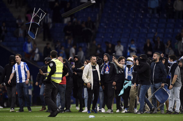 Versus / ¡Increíble! Hinchas del Espanyol "corrieron" a jugadores del Barcelona