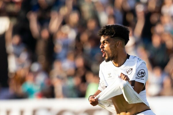 Versus / Ronaldo Martínez anotó en la goleada de Platense sobre Racing