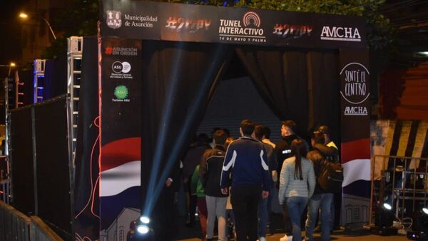"Túnel Interactivo" despierta curiosidad y genera una larga fila en Asunción