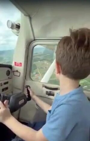 Vídeo: niño vuela y aterriza una avioneta, Dinac promete investigar - Nacionales - ABC Color