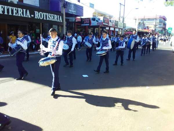 Colorido y emotivo desfile en homenaje a los 212 años de la Independencia Nacional - Radio Imperio
