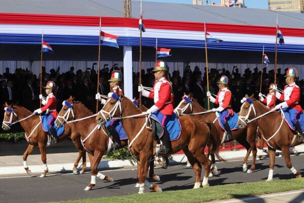 Policías y militares rinden homenaje a la patria con un desfile en la Costanera de Asunción