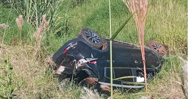 La Nación / Bache ocasionó vuelco en la ruta que une Los Cedrales y Santa Rosa del Monday