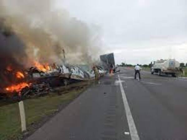 Al menos 13 muertos tras colisión entre camión y camioneta en carretera de México
