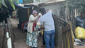 Donó víveres a sus vecinos como festejo de su cumpleaños