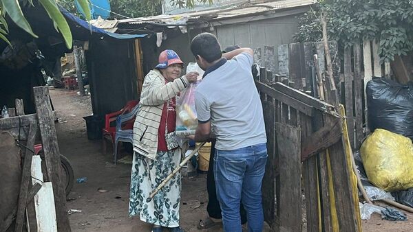 Donó víveres a sus vecinos como festejo de su cumpleaños