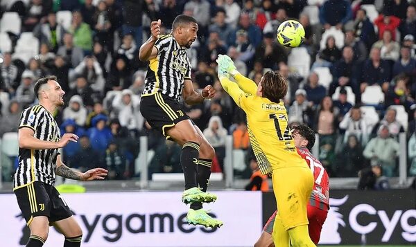 Juventus se afianza en la segunda plaza y el campeón Napoli cae ante Monza - Fútbol Internacional - ABC Color