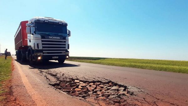 Baches en transitada ruta ponen en riesgo la vida de los automovilistas