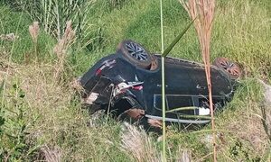 Mujer al volante atropella un bache y vuelca aparatosamente – Diario TNPRESS