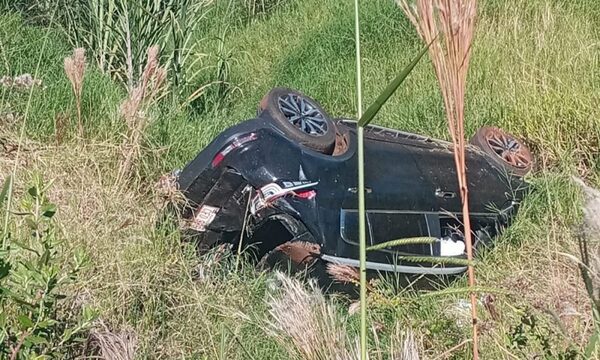 Mujer al volante atropella un bache y vuelca aparatosamente – Diario TNPRESS