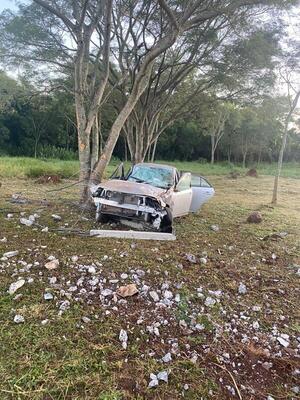 Conductor se queda dormido al volante y choca contra columna en San Luis del Paraná