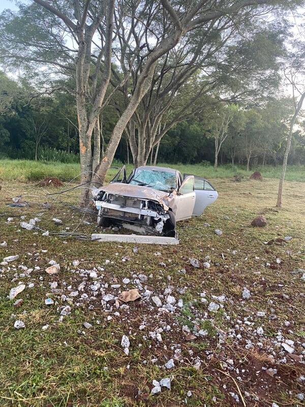 Conductor se queda dormido al volante y choca contra columna en San Luis del Paraná
