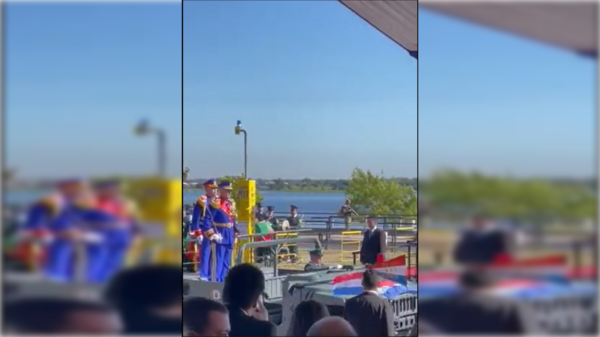 [VIDEO] Emocionó a todos: General enterró a su hija y luego encabezó el desfile militar en honor a ella