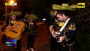 Emocionada serenata a una madre por su día - ABC Noticias - ABC Color