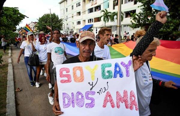 Diario HOY | Comunidad LGBT celebra en Cuba matrimonio igualitario con la conga del orgullo
