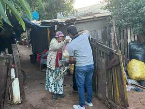 Diario HOY | Emprendedor celebra su cumple y dona víveres a familias de escasos recursos