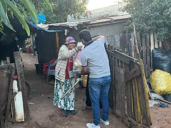 Diario HOY | Emprendedor celebra su cumple y dona víveres a familias de escasos recursos