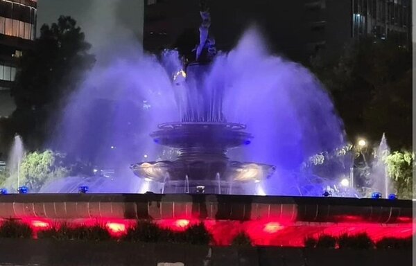 En honor a Paraguay, monumentos de México se iluminan con colores patrios