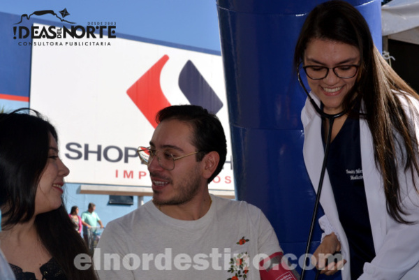 Alumnos de Universidad Sudamericana controlaron glucemia y presión arterial a visitantes de mega centro comercial fronterizo - El Nordestino