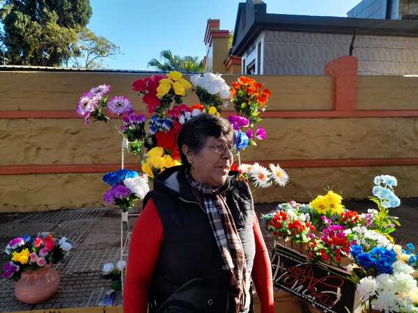 La historia de Doña Mami: cómo vendiendo paños y flores artificiales sacó adelante a sus hijos