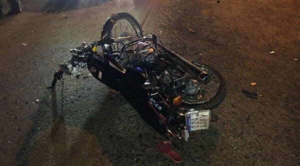 Subcomisario en auto salió de su carril y chocó a moto: un muerto y un herido - Noticiero Paraguay